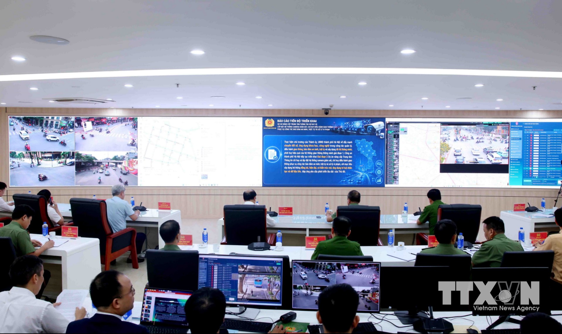 Trung tâm Thông tin chỉ huy và lắp đặt hệ thống camera giám sát, chỉ huy điều hành giao thông (khoảng 2.460 camera AI) phục vụ công tác bảo đảm an ninh, trật tự và xử lý vi phạm. (Ảnh: Phạm Kiên/TTXVN)